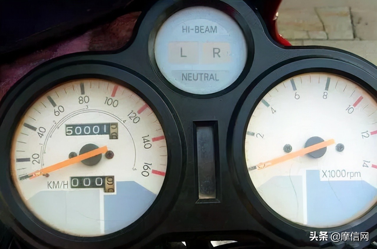 90年代国产两轮摩托车,经典带脚踩的怀旧老摩托