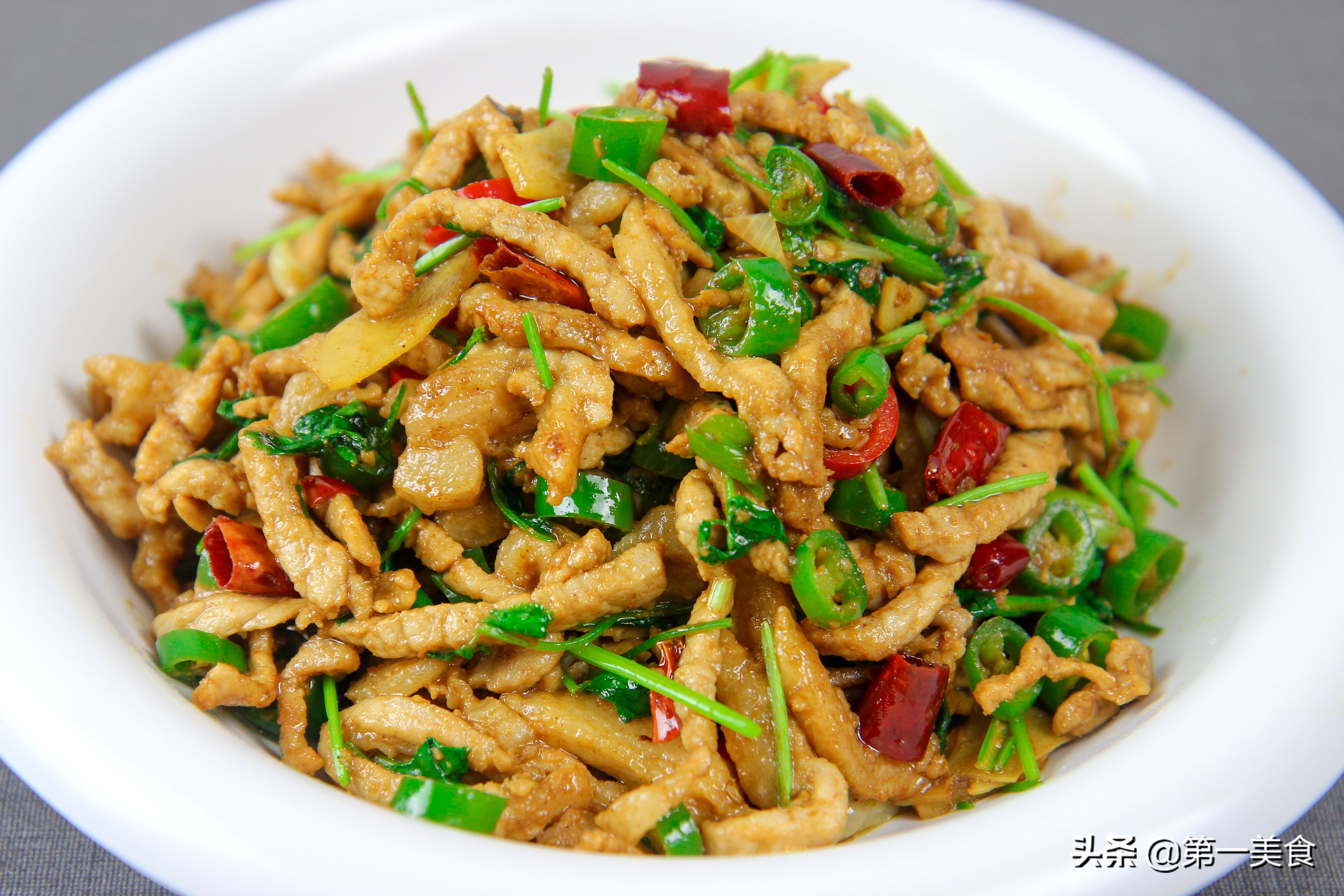 教你芹菜炒肉的正确做法肉丝滑嫩,炒肉之前要怎么腌制