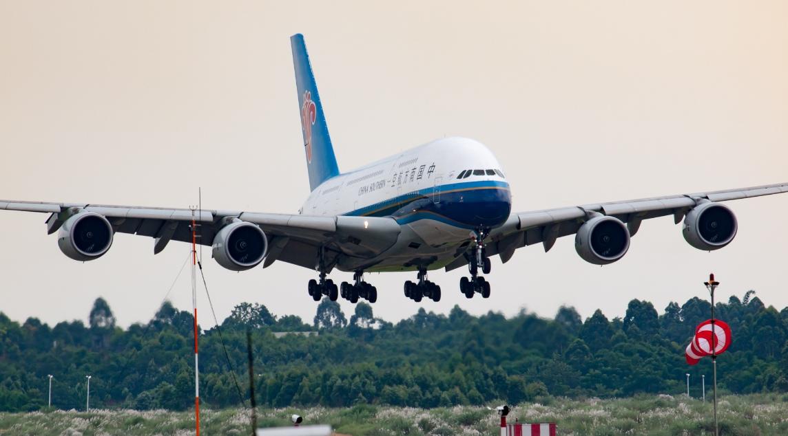 飞机降落前驾驶是如何对准跑道的,飞机降落如何通过雷达对准跑道