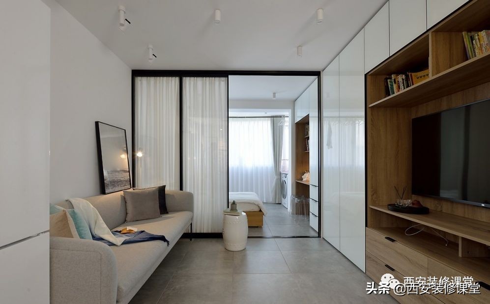 在客厅隔出一间卧室带阳台,客厅软隔断隔出一间卧室