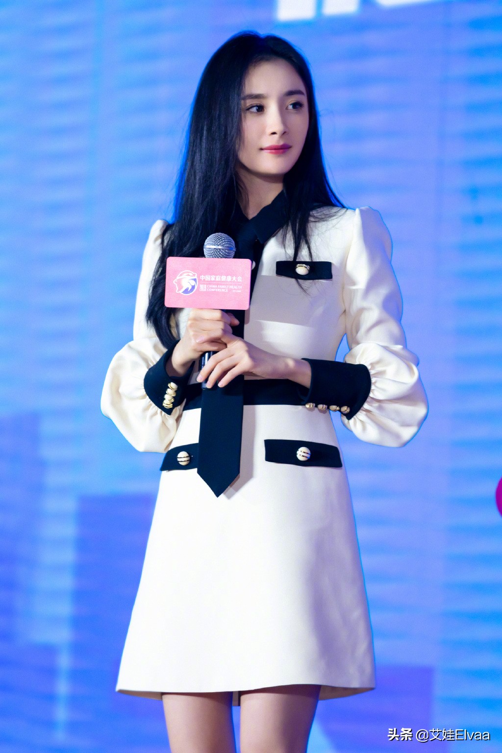 杨幂身穿一袭黑色高开叉礼服,杨幂身穿黑色短版西装红蓝格