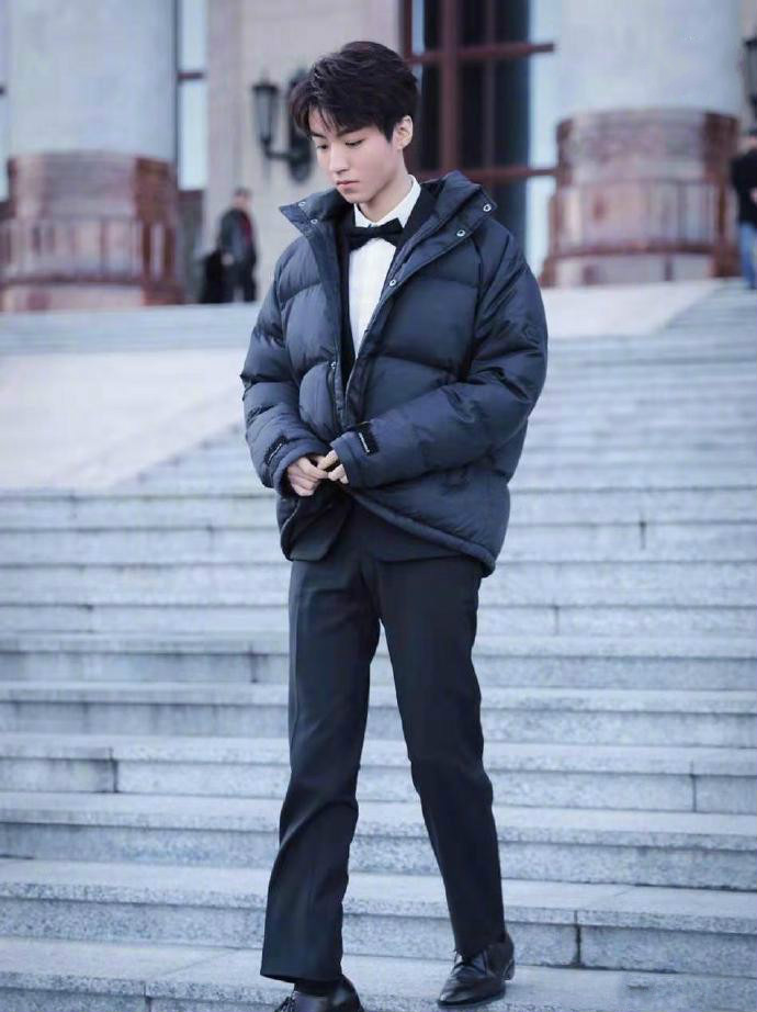 王俊凯拉链破洞裤,王俊凯外套秋冬穿搭