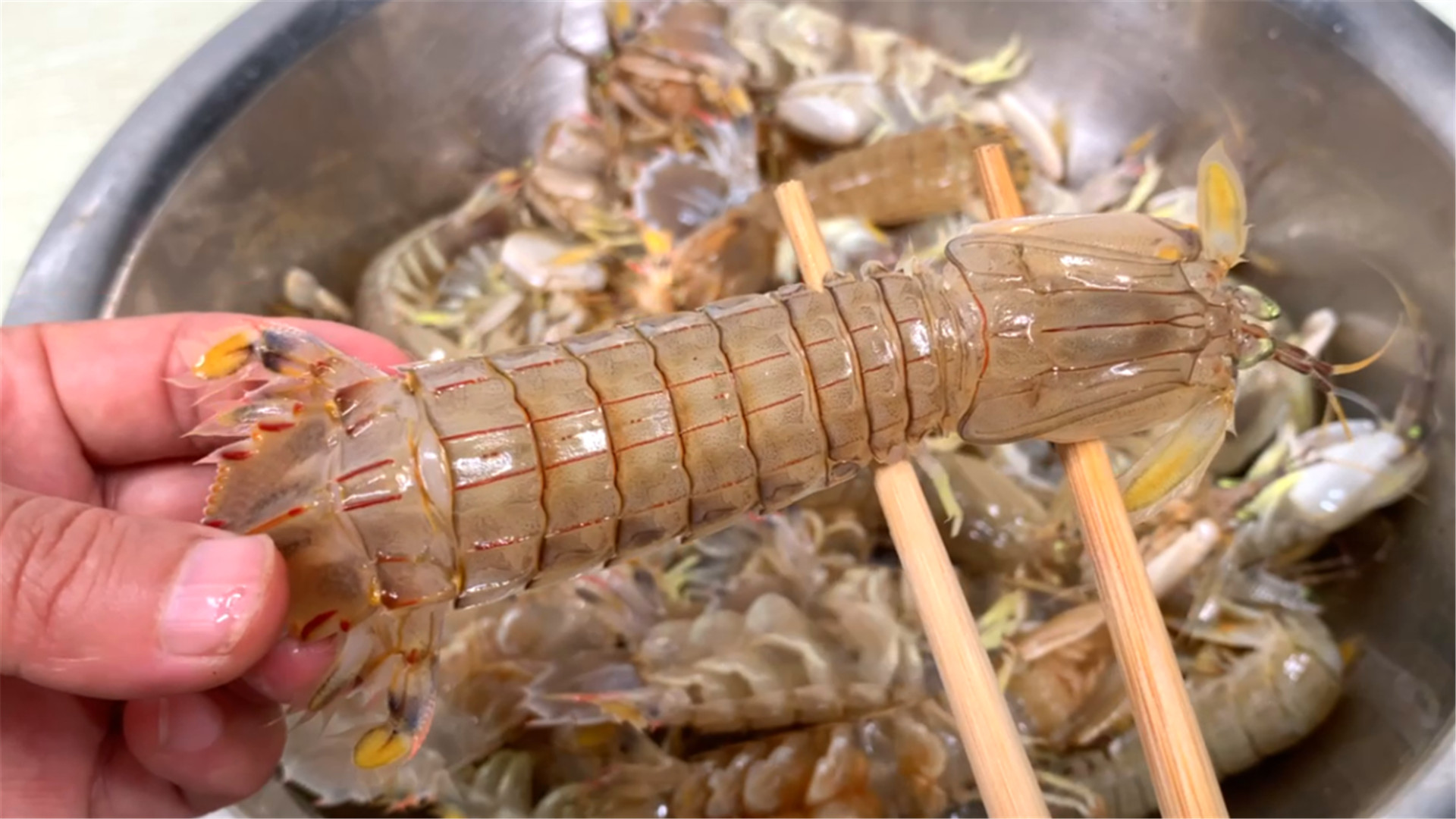 海边人吃皮皮虾，找到这个“拉链”，壳一扯就脱，3秒剥好一个