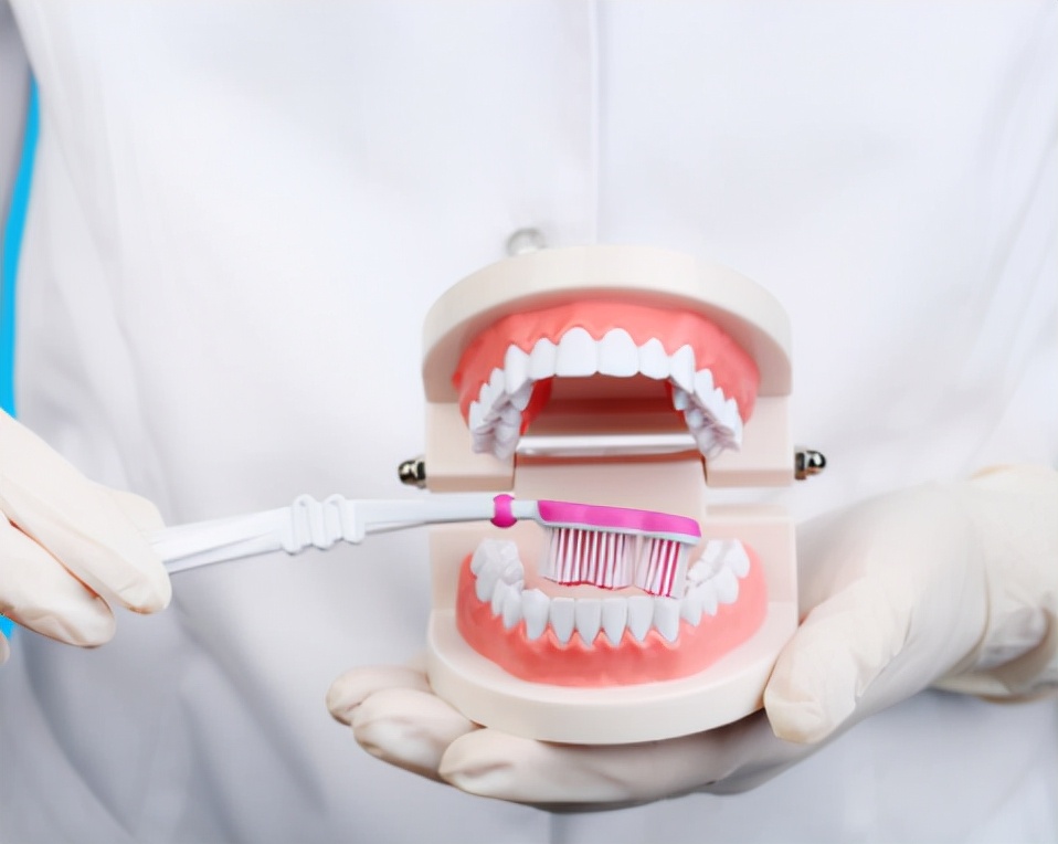 安装的假牙容易塞东西发臭怎么办,戴假牙套牙龈疼和里面发臭怎么办