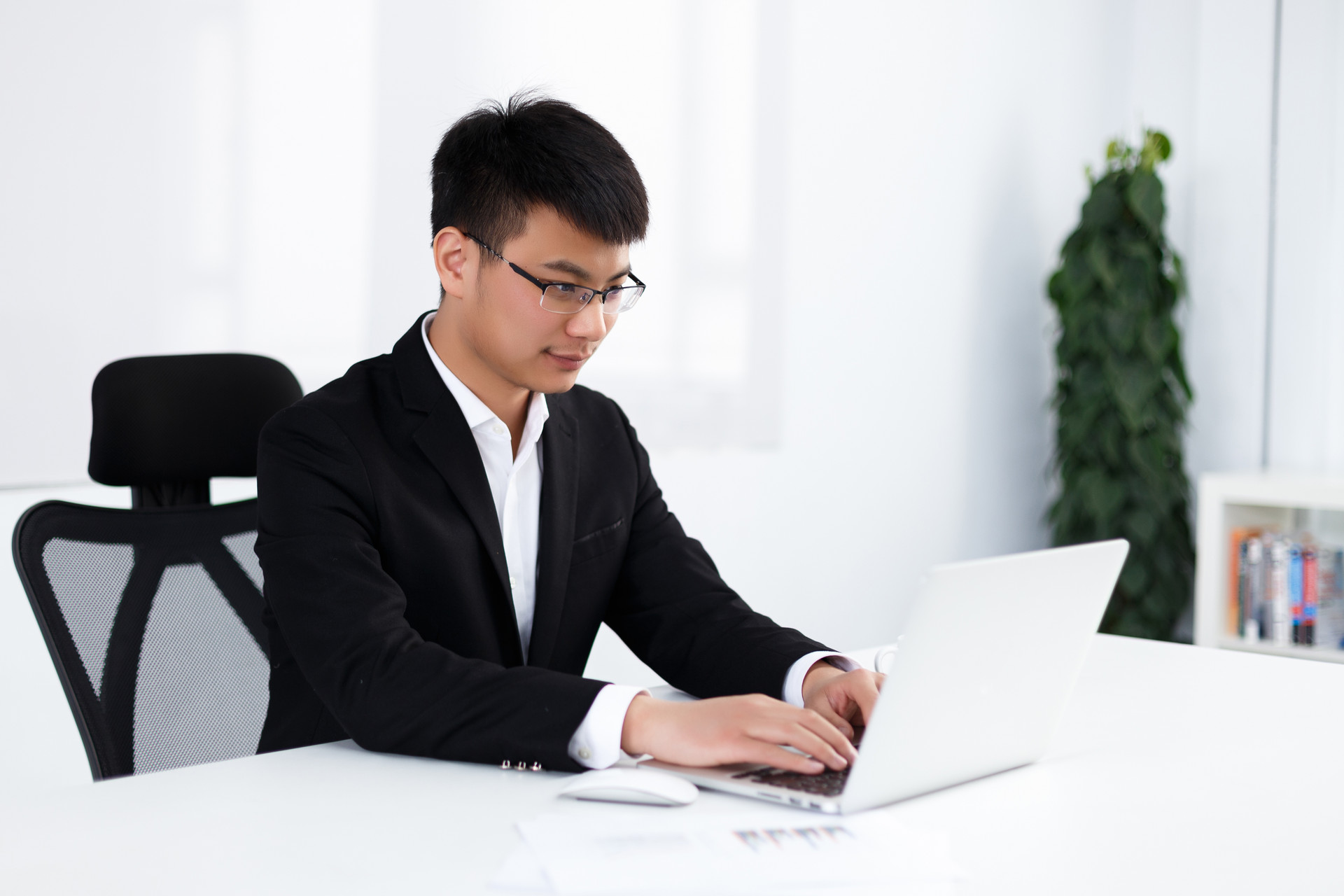 大学生有必要上班吗,大学生有必要做兼职吗英语作文