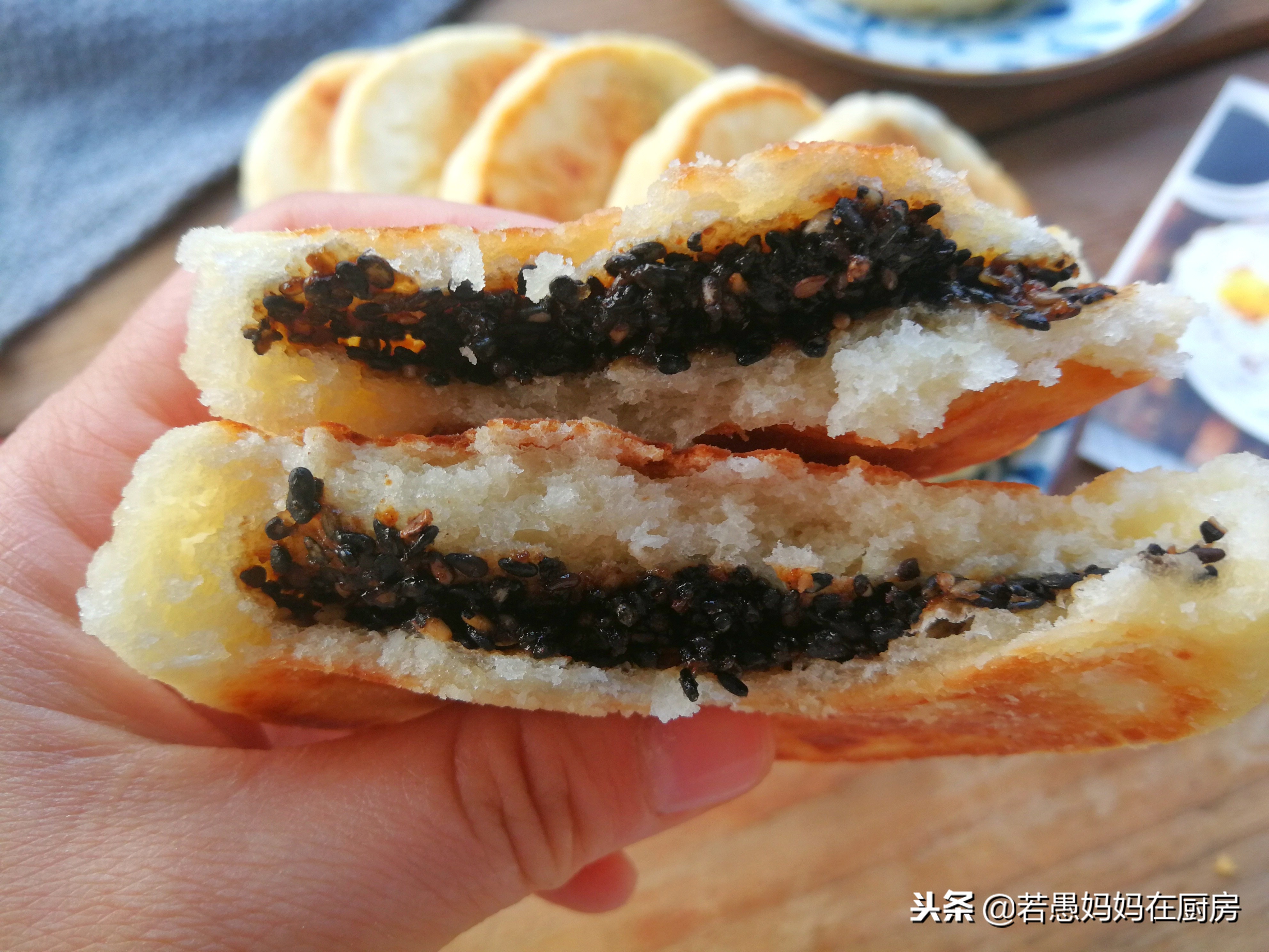 这面和的像稀泥，做出来的饼柔软筋道，放凉都不会硬，做法超简单