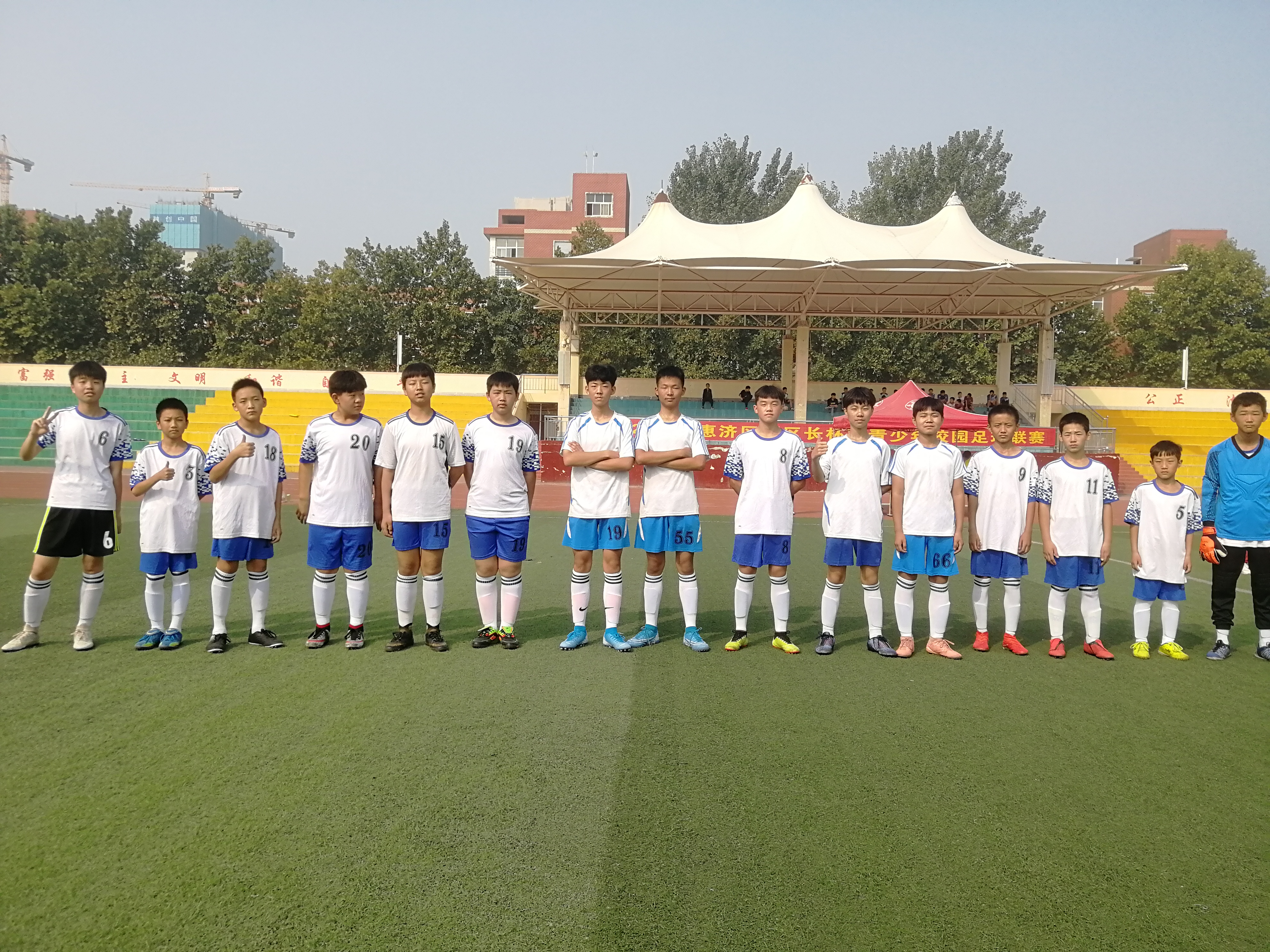 恭喜实验小学足球队喜获冠军,恭贺我校取得市足球联赛第一名