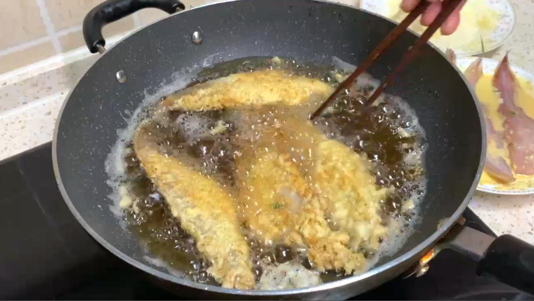 炸鱼只放面粉或淀粉都错了,炸鱼是放淀粉好还是面粉好