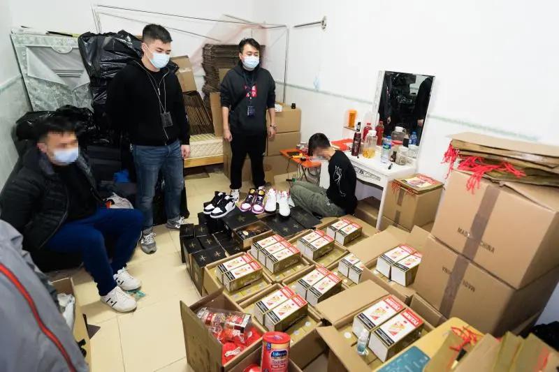 一男子行李箱过安检,一男子过海关被查