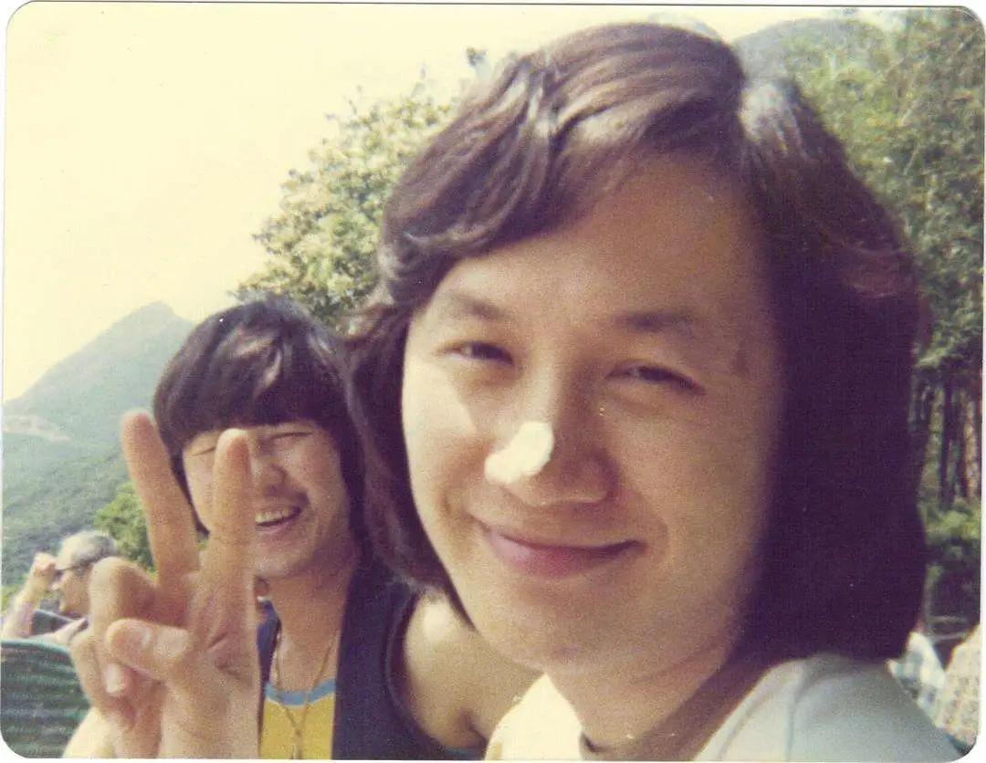 香港无人街头，许冠杰开了场一个人的演唱会，255万人观看！