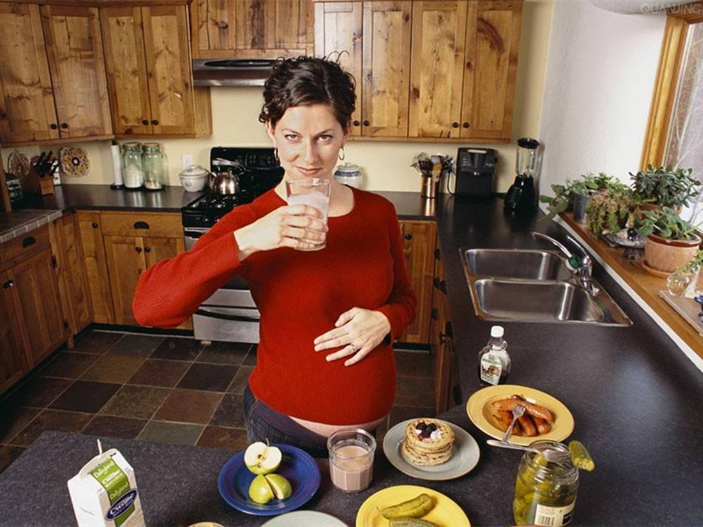 孕晚期冷水泡脚可以缓解水肿吗,孕晚期手脚水肿怎么缓解