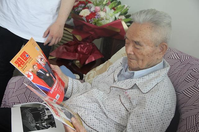 《祖国》杂志编委会执行主任李和平一行拜访老红军万海峰上将