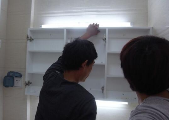 半开放式卫生间用什么镜柜,卫生间挂墙镜柜选什么材质的好