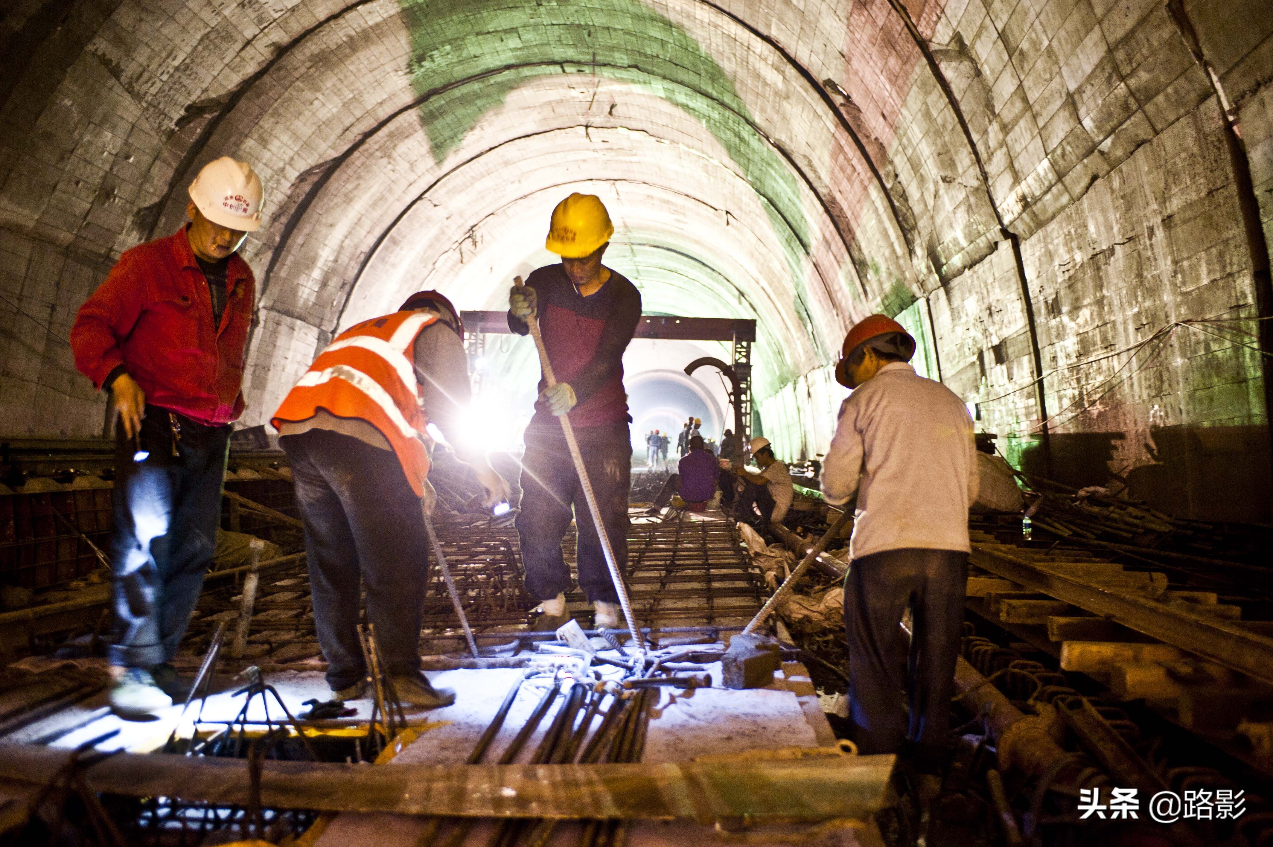 中国高铁隧道,溶洞铁路隧道