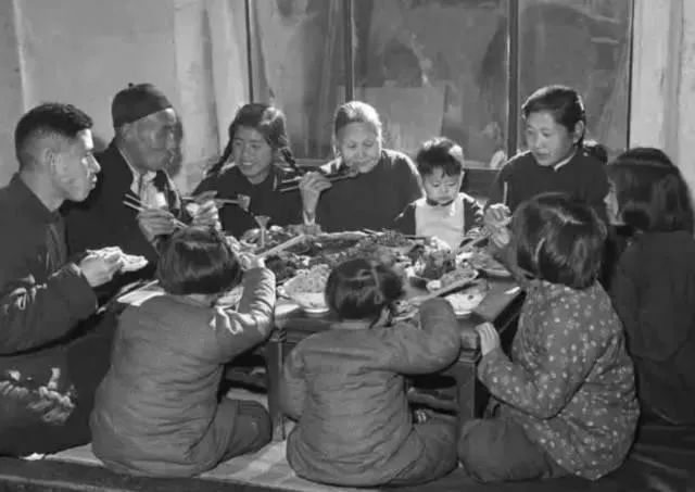 九张反映过年气氛的照片,百张罕见的过年老照片这才是年味