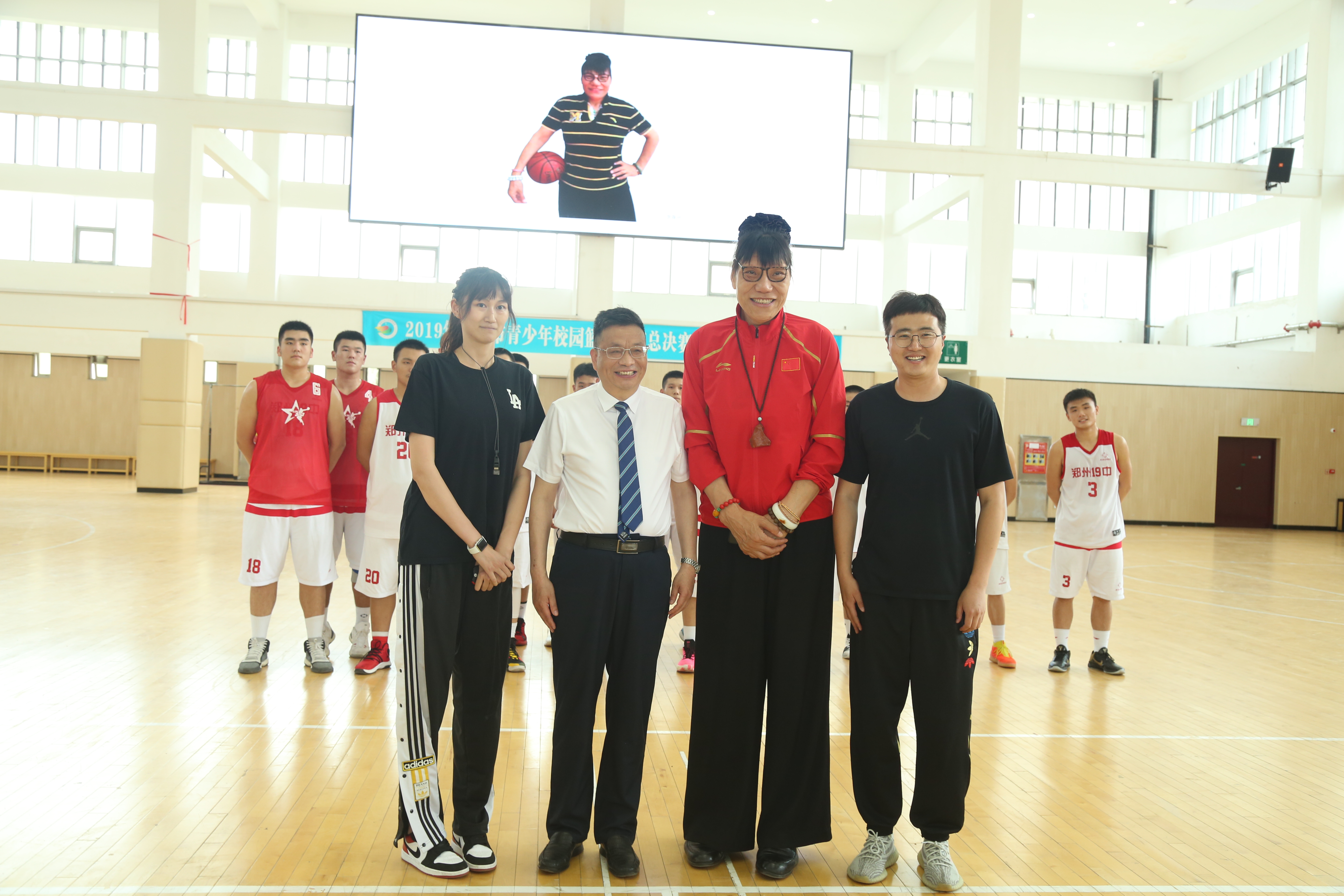 女篮第一中锋郑海霞身高,女篮第一人郑海霞