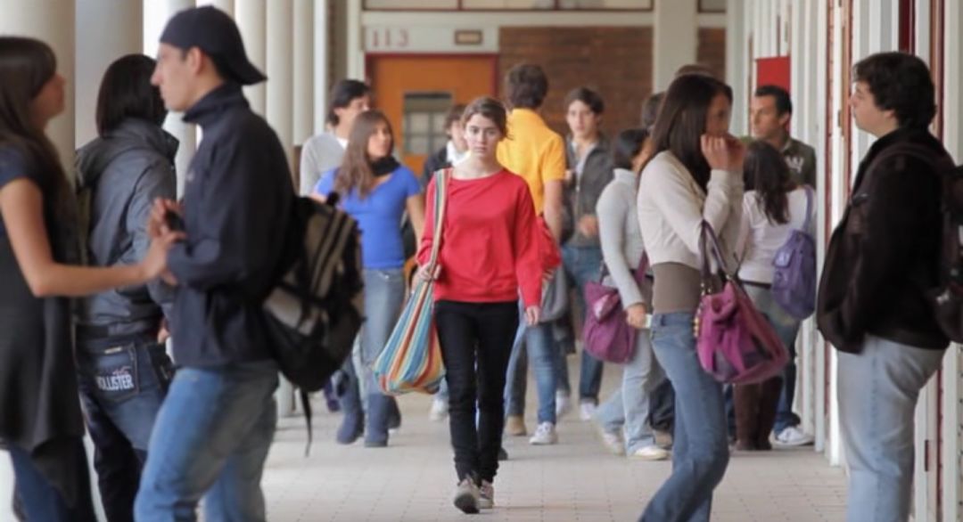 X爱视频被传遍全校之后，她上学如同下地狱。