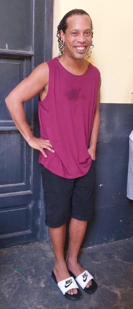 小罗进监狱落魄的时候,小罗巅峰时期成长为足球精灵