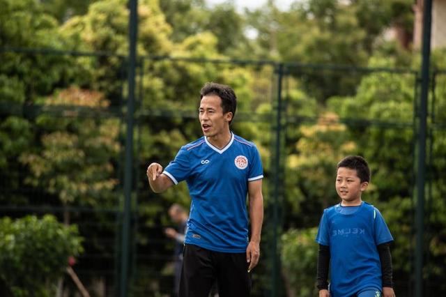 学习踢足球是终身受益的事这难道不是给孩子最好的礼物吗?