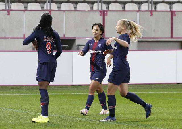 女球员疑似被袭胸！主帅上前搂着腰安慰，他的手有点不规矩