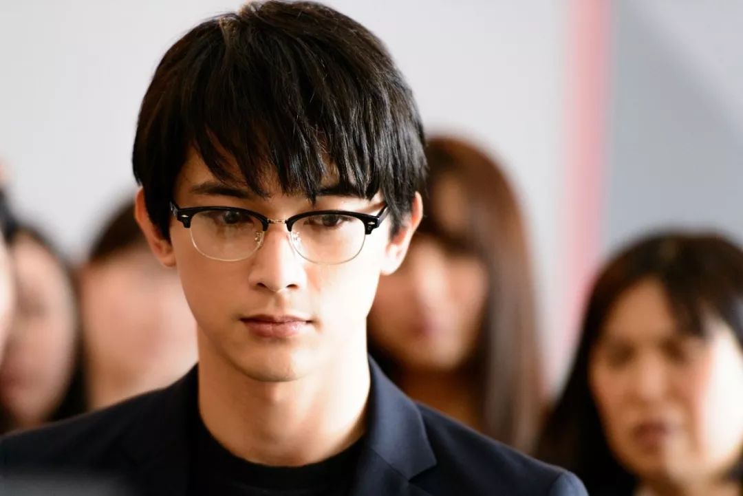 这个可盐可甜可狼的94年小鲜肉，简直就是漫画里走出来的男主角！