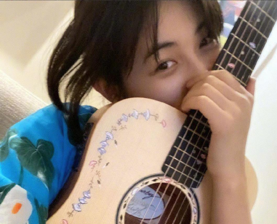 欧阳娜娜送张子枫礼物,张子枫欧阳娜娜弹吉他夏天的风