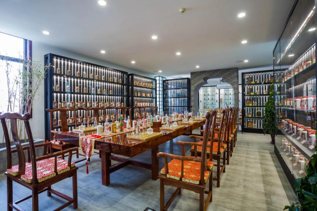 他们收老酒,卖老酒,喝老酒,他们是一帮疯狂“老酒人”