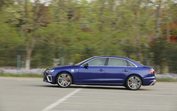 豪华动感奥迪a4l,奔驰c260和奥迪a4l试驾对比