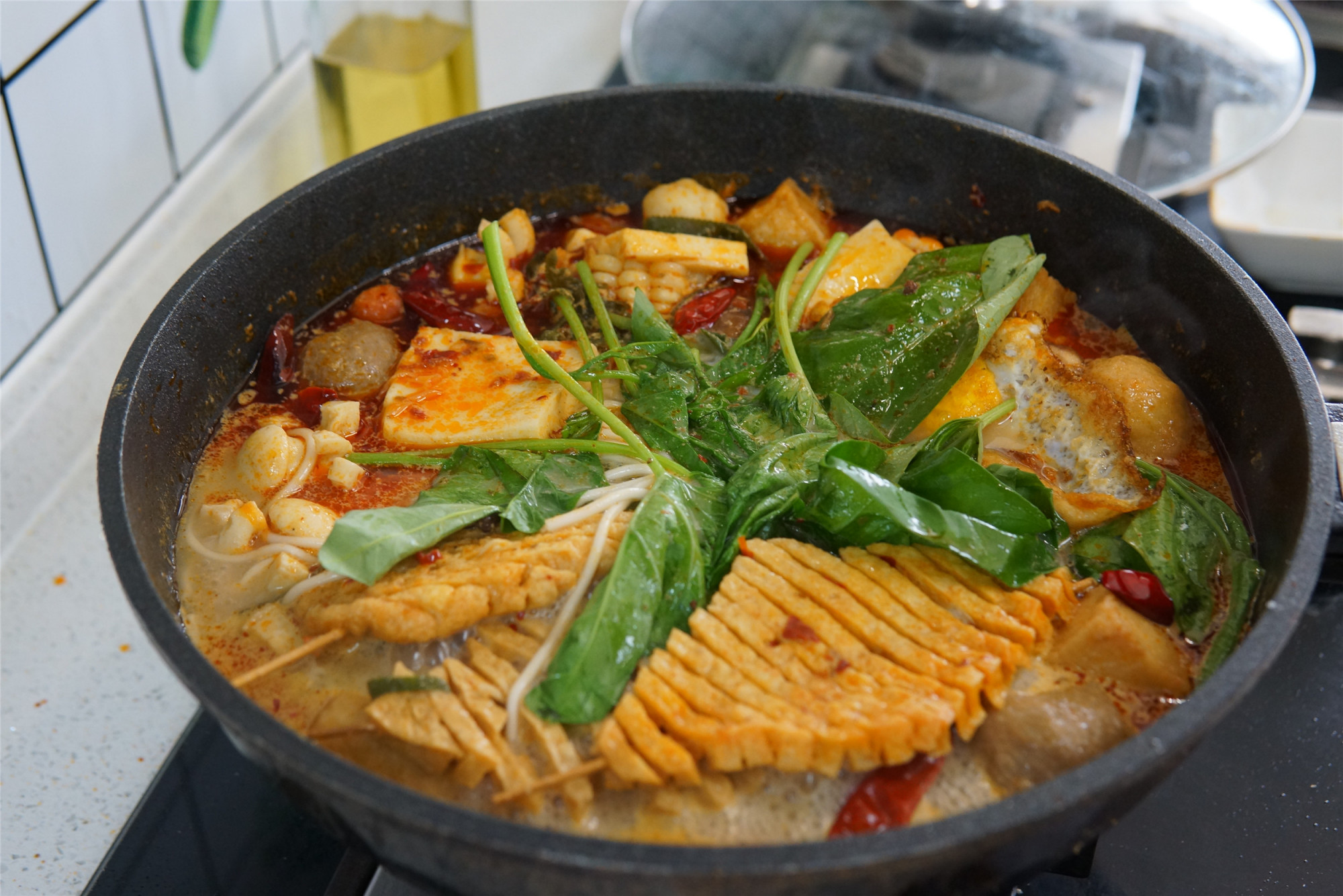 麻辣烫的汤底怎样熬制才好喝,做麻辣烫倒纯奶什么味