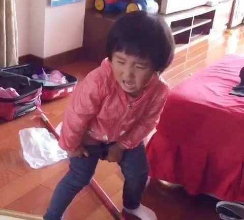 你去和女儿解释一下她为什么不能站着撒尿