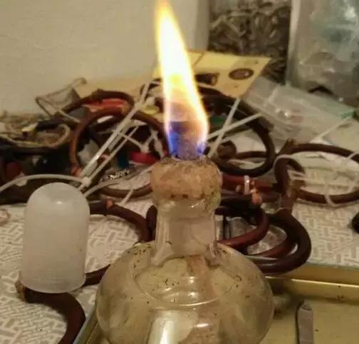 山上砍的木头做架子,山上藤条编织