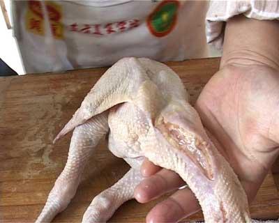 最详细鸡爪焯水剔骨教程,整鸡去骨正宗做法