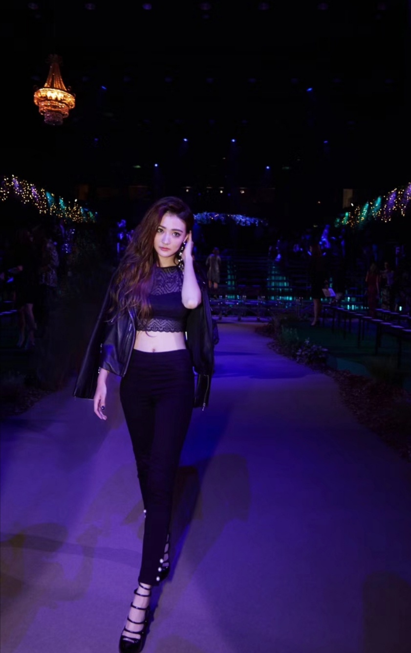 徐璐穿皮衣现身,徐璐穿蕾丝小衫