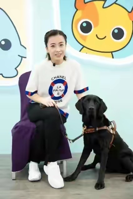 刘銮雄甘比一家公开亮相,刘銮雄甘比合体照