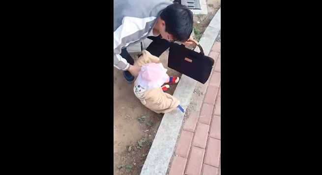 宝宝跌倒该怎么做,宝宝意外受伤正确处理方法