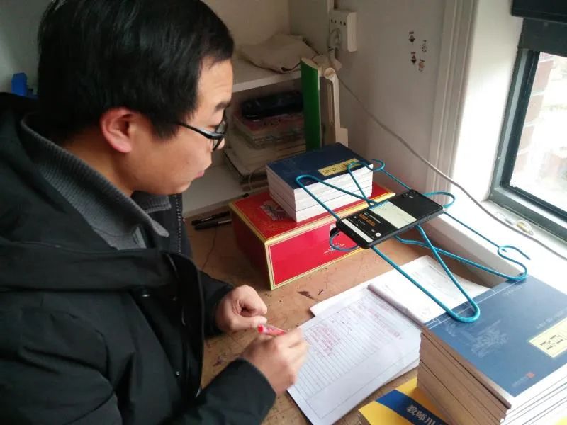 教师疫情防控克服困难坚守岗位,信阳教师疫情最新消息