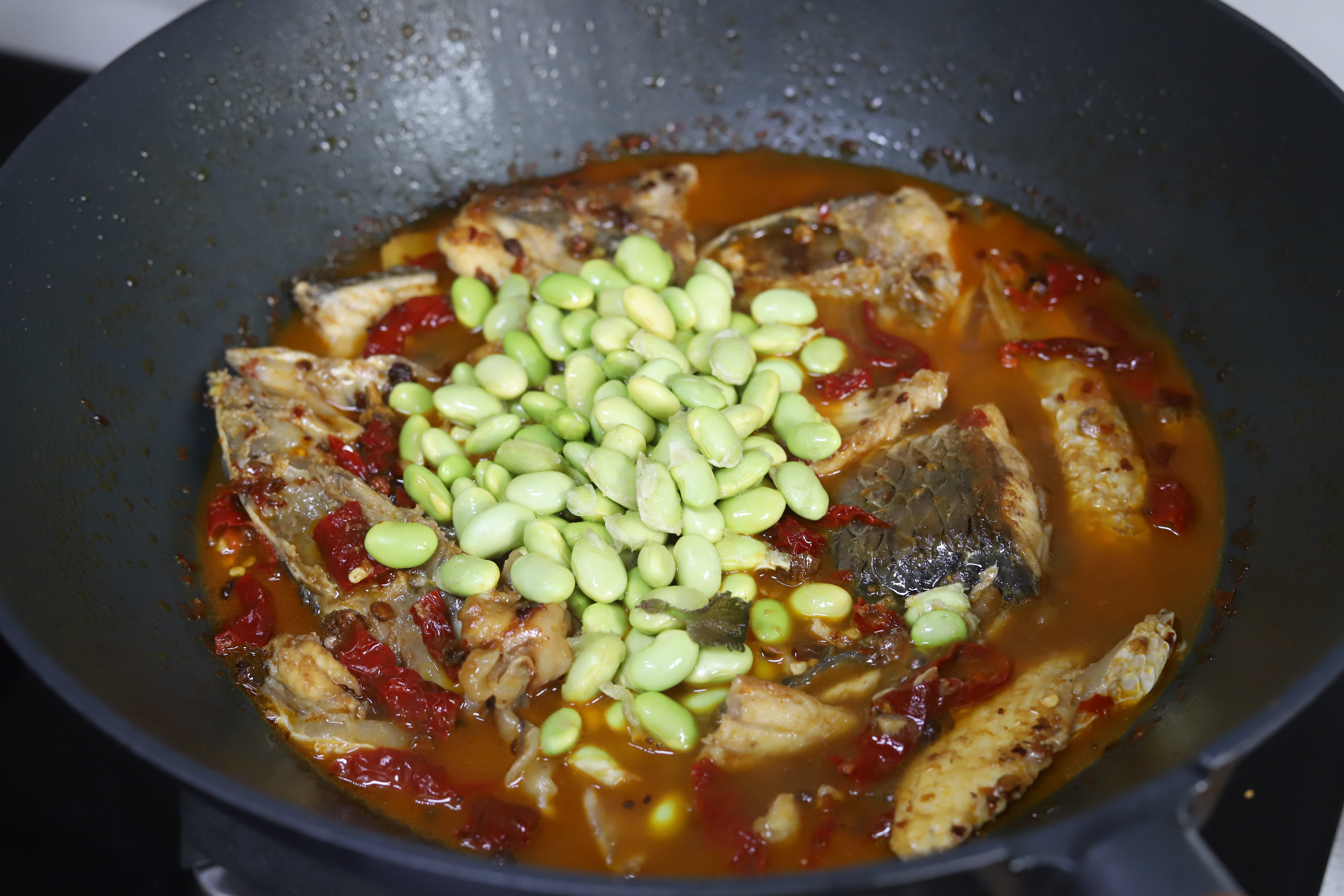 草鱼骨最好吃的做法,用草鱼骨头做了一碗菜香辣下饭