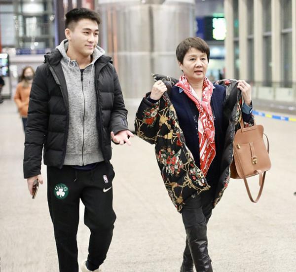 何猷君和四太现身深圳机场,奶爸何猷君迎25岁生日