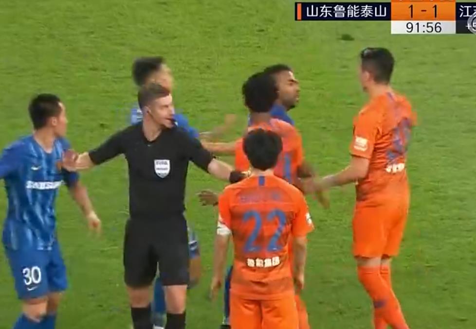 中超再现冲突：王大雷掐脖子，谢特拉为小弟出头，半路杀出个戴琳