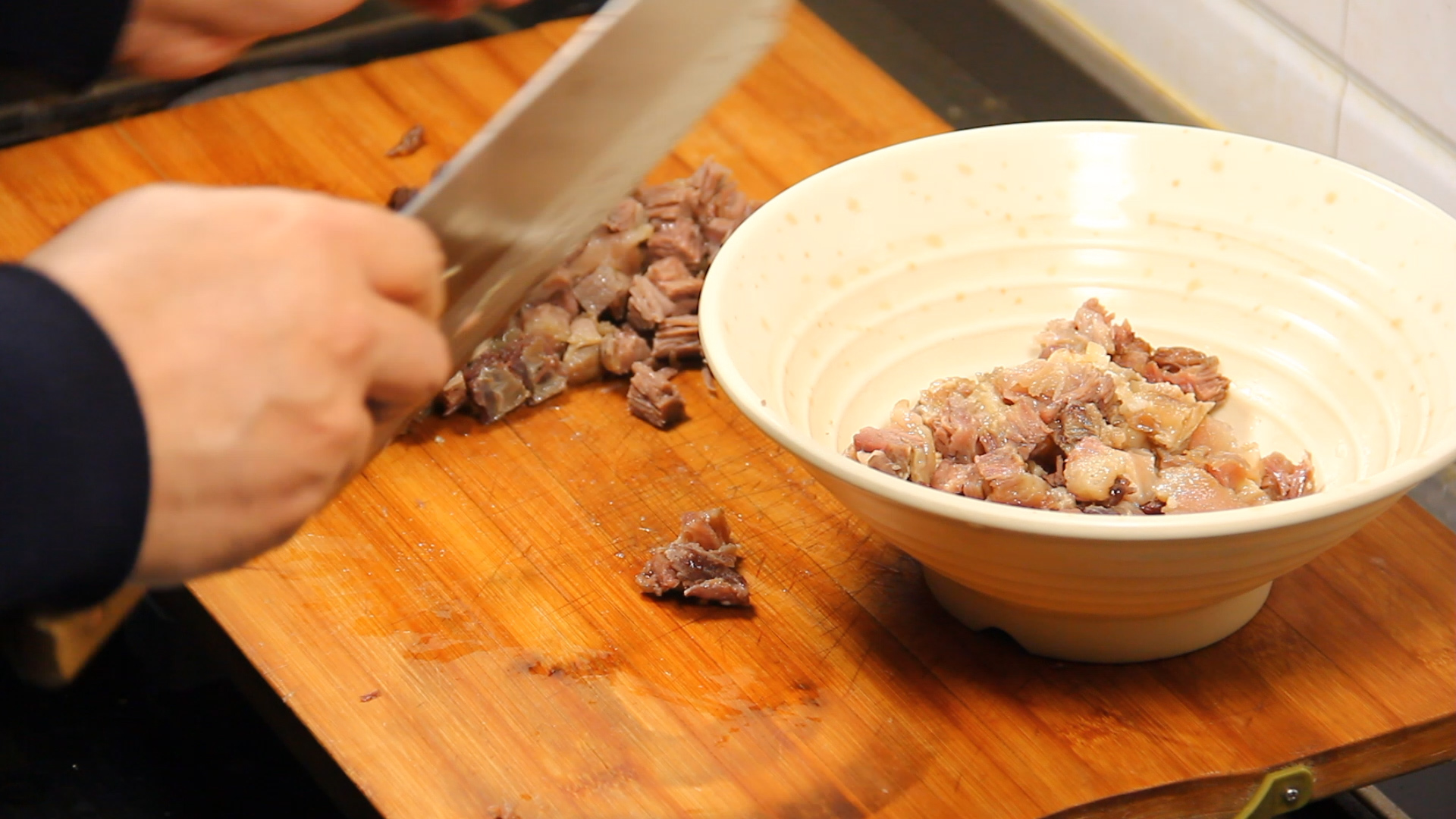 香菇牛肉酱二元一罐,香菇牛肉酱方便携带一小盒