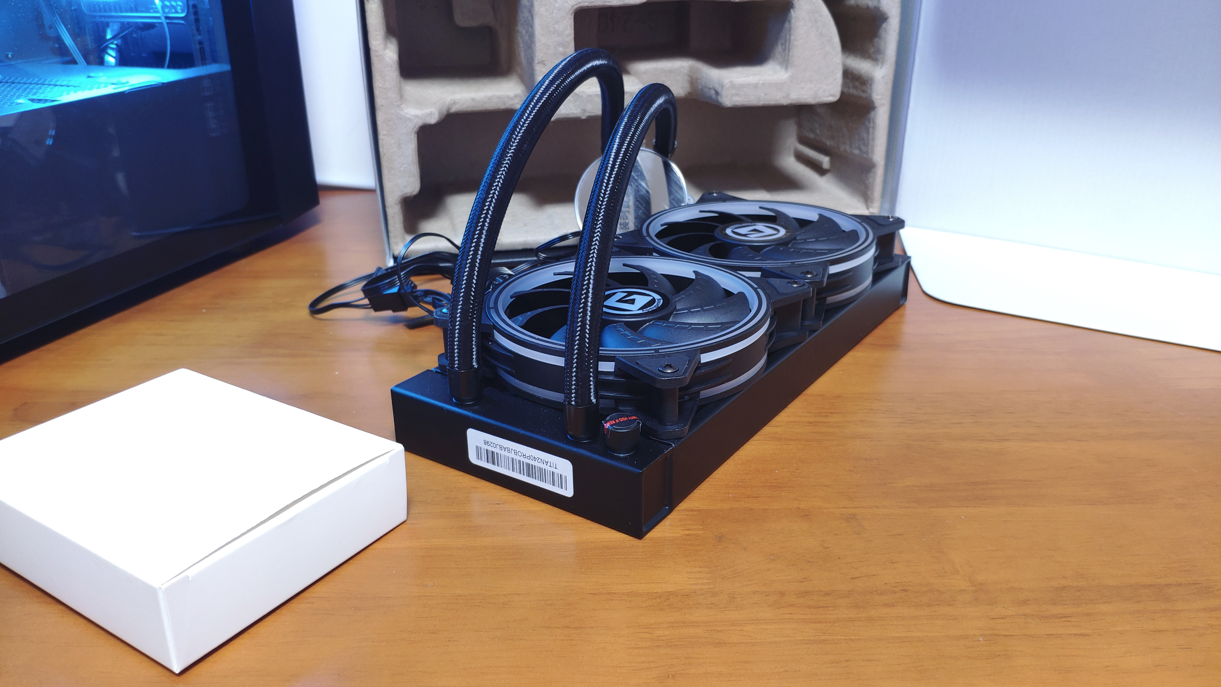 温度把握得住,PWM冷头带温显,艾湃电竞TITAN240PRO水冷装机