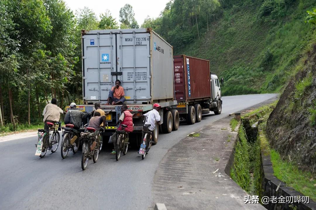 为什么在布隆迪，每辆卡车后都挂了一串自行车？