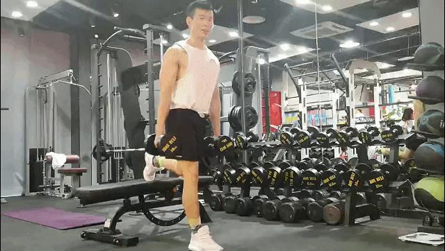 100斤瘦子增肌哑铃训练,哑铃垫高蹲练大腿内侧增肌