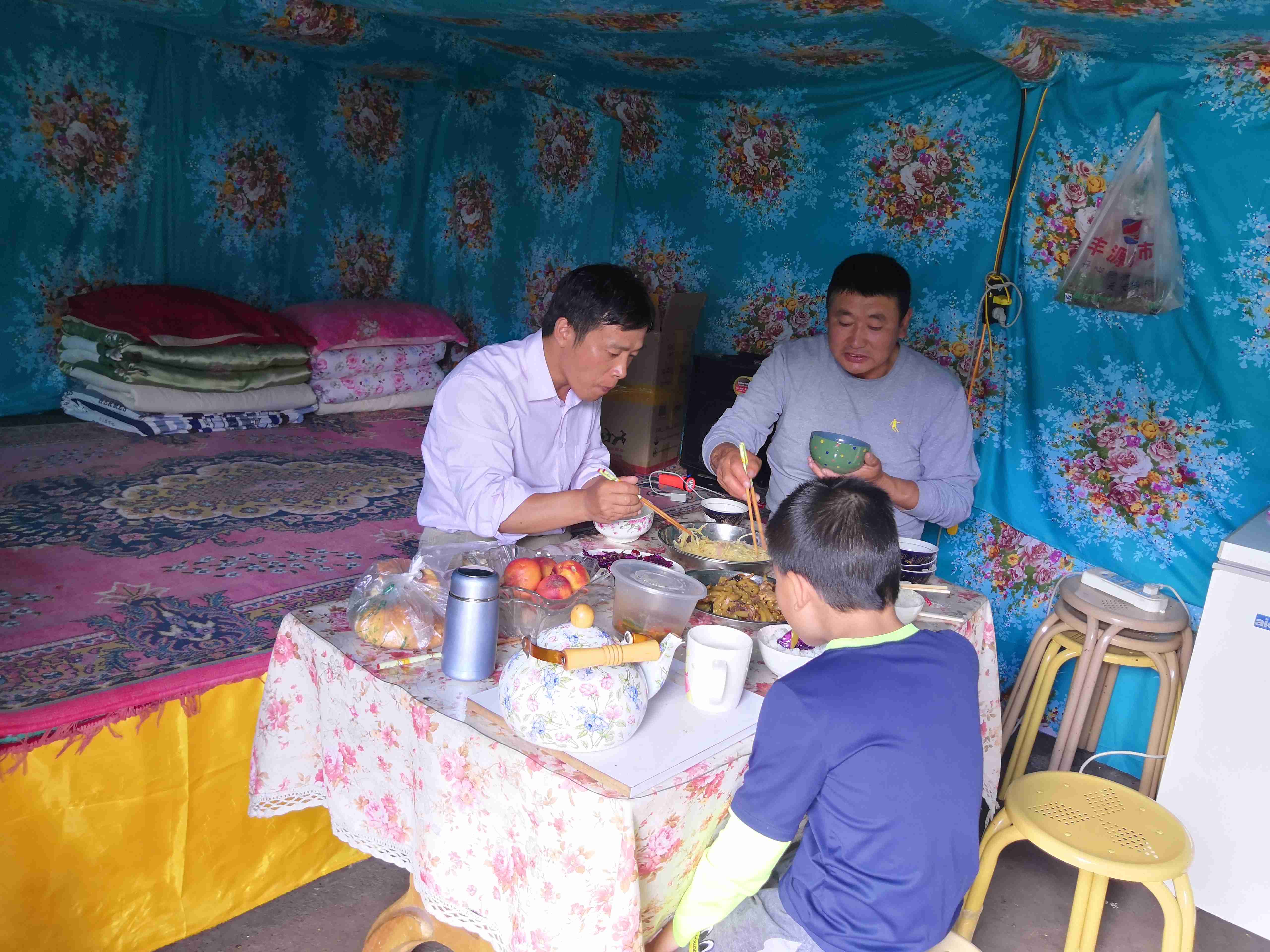 与*疆新**旅店老板共餐，直夸我土豆丝炒的好吃，后请我吃羊肉大餐