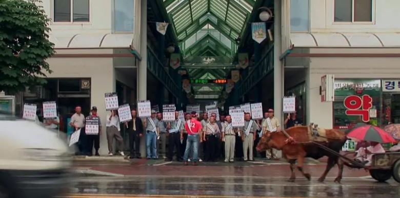 40岁老黄牛流泪帮主人养大9个子女,老牛替老头养育九个儿女