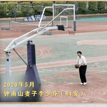 钟南山等她八年完婚，她等他一辈子回家，相爱可抵岁月漫长