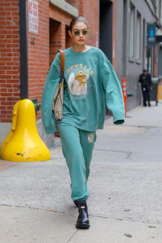 裤脚塞靴子好还是卷起来好,裤脚塞靴子