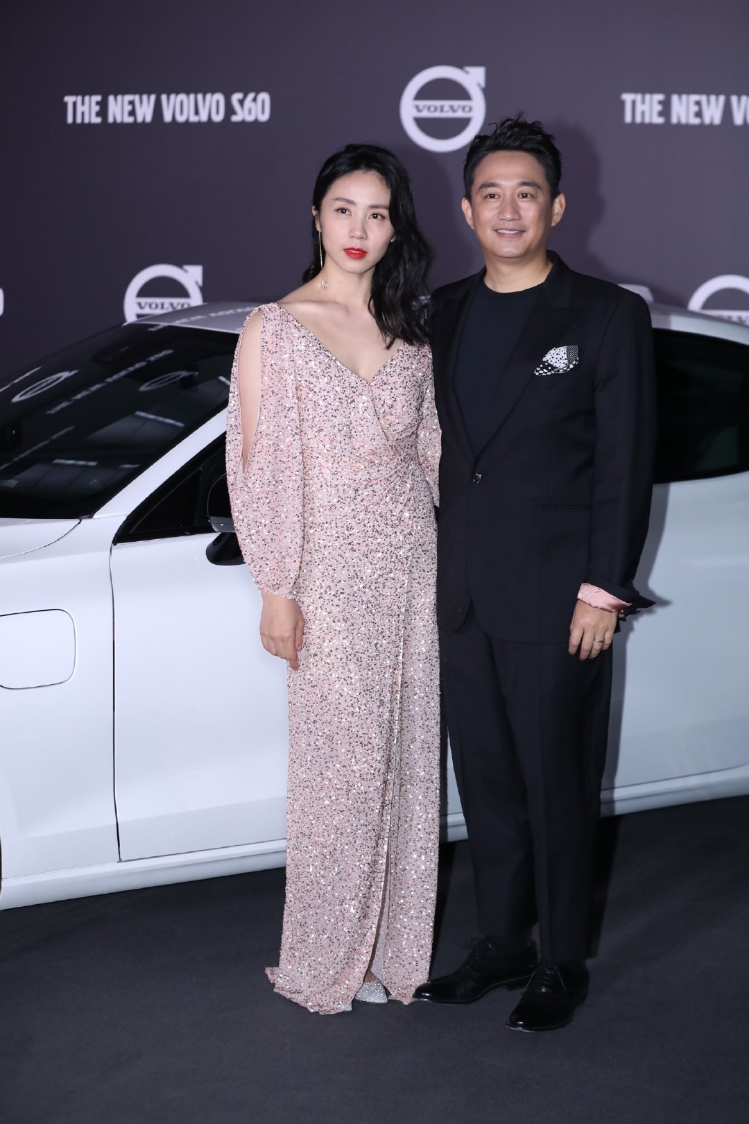 吉娜穿吊带礼服弹钢琴,吉娜一袭复古白色蕾丝裙笑颜甜美