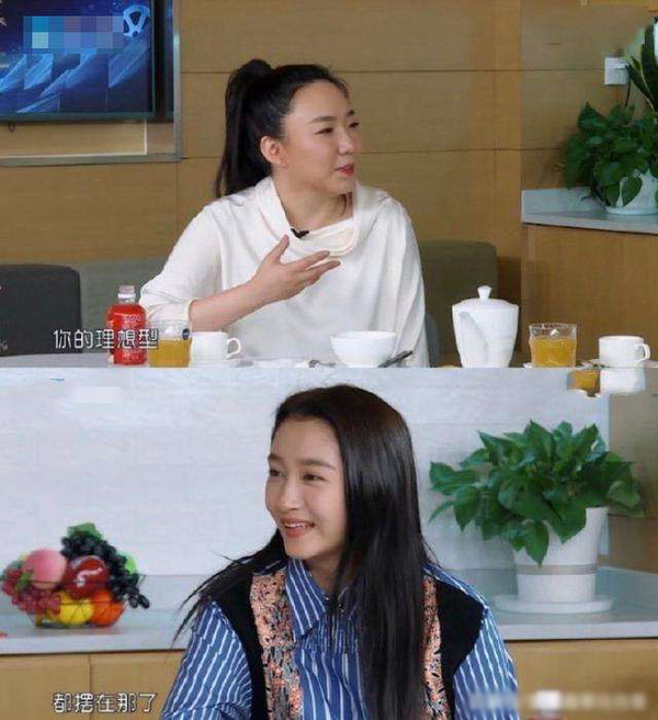 关晓彤黑色亮片高开叉吊带礼服,关晓彤香槟色抹胸串珠流苏礼服裙