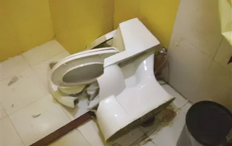 马桶爆炸女子被炸伤抽烟,马桶炸瓷开裂有人受伤